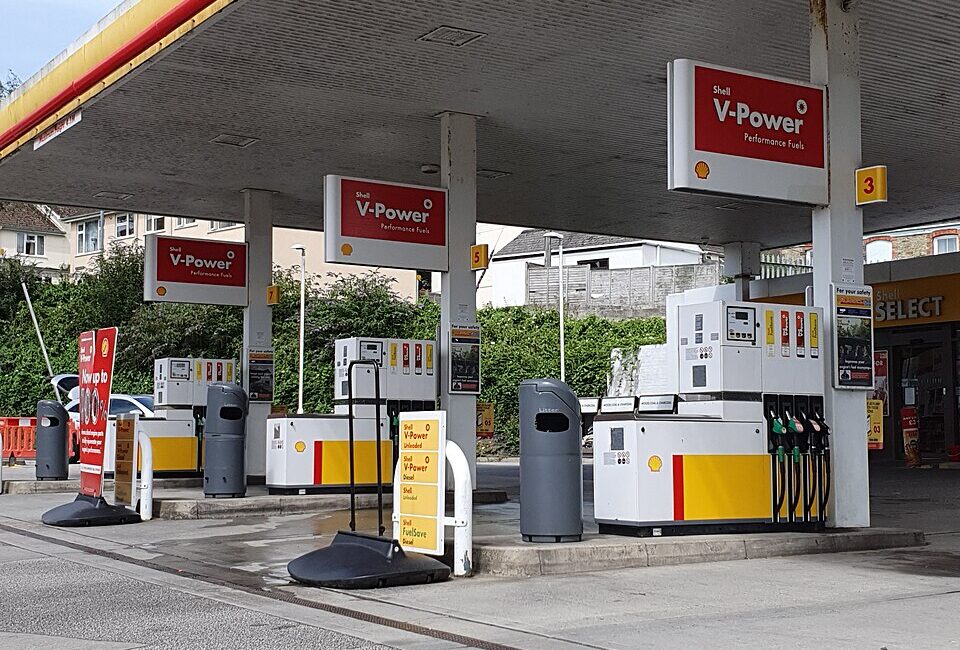 पेट्रोल पंप पर ईंधन की बढ़ती कीमतें